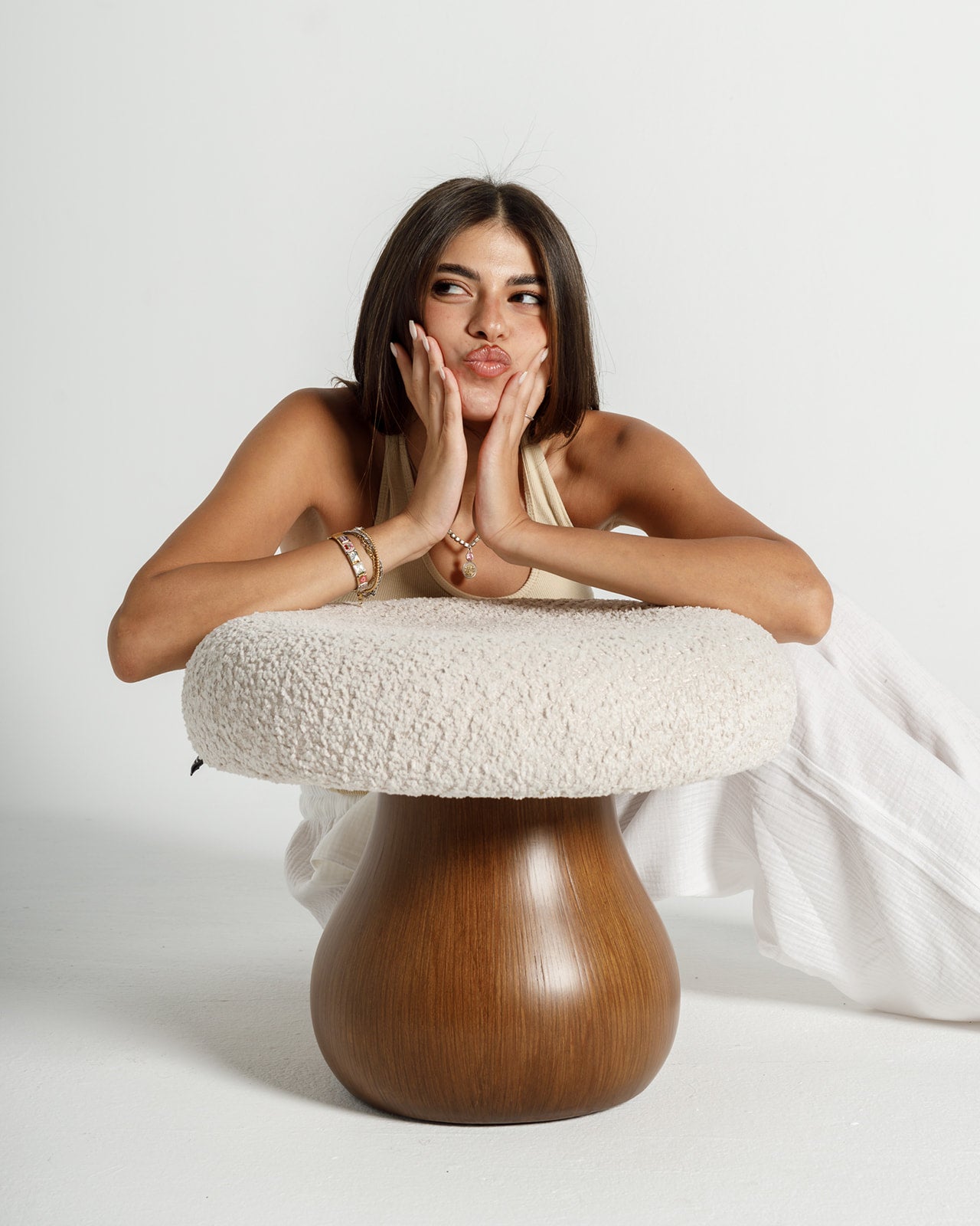 بوف الماشروم باللون البيج