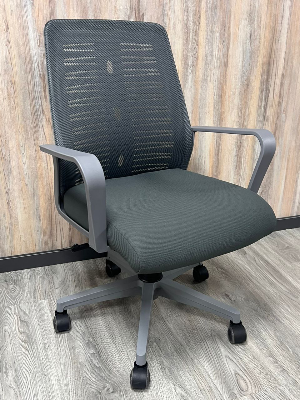 gray office chair - Wasilaah